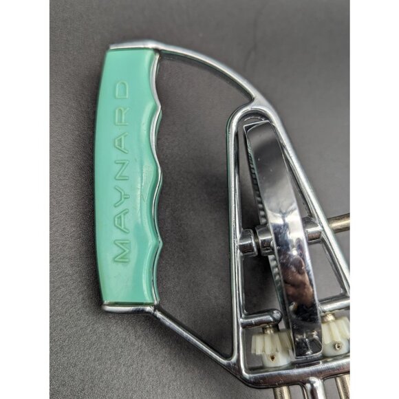 Vintage 1950's Maynard Mint Green Hand Mixer - Picture 2 of 5